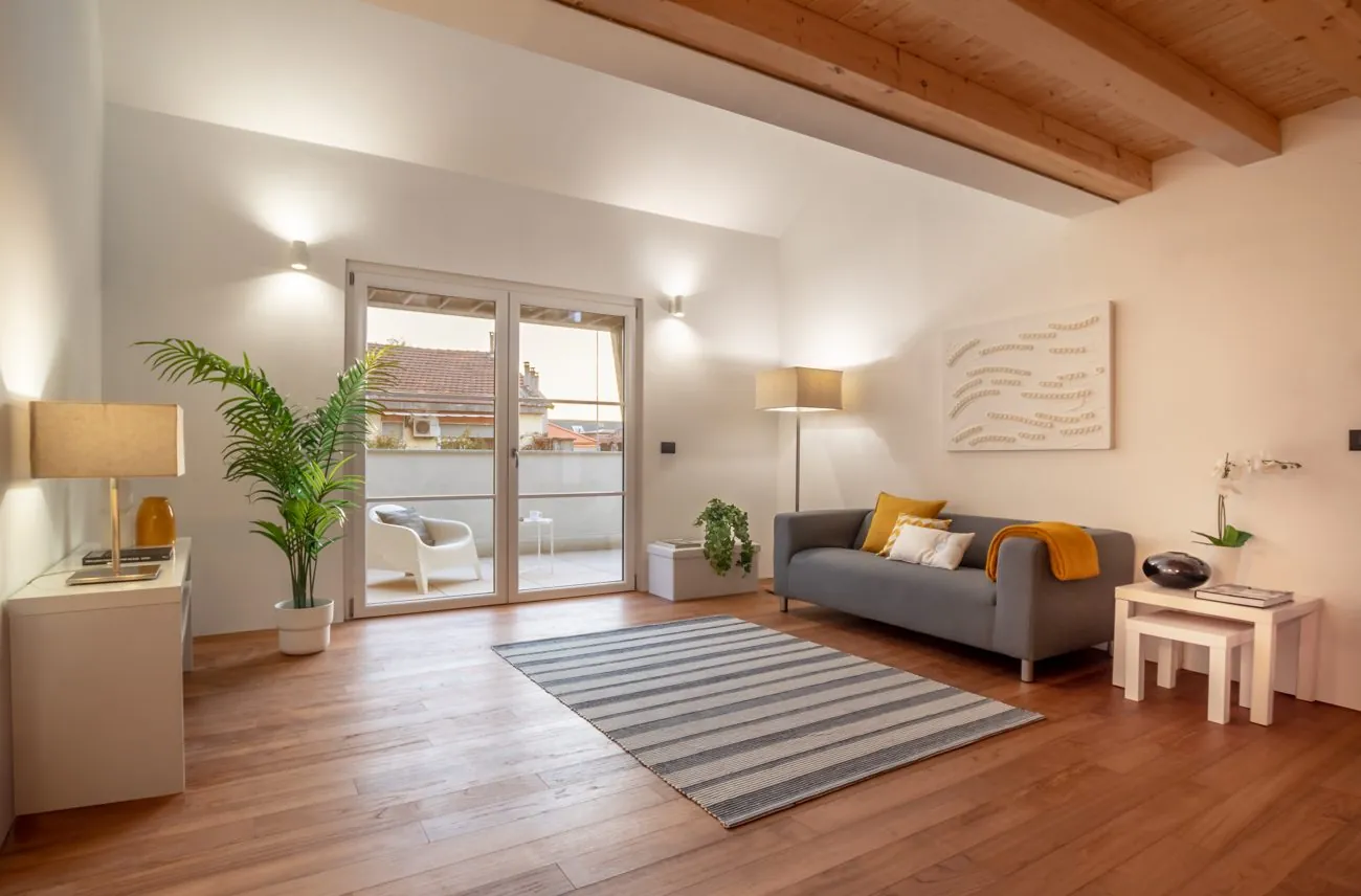 Soggiorno con pavimento in teak
